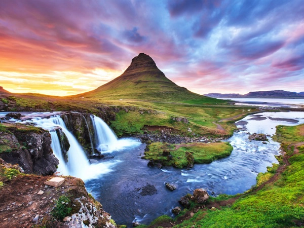 Kirkjufell, Grundarfjörður, Iceland Là vùng núi được yêu thích nhất ở Iceland của các nhiếp ảnh gia, Kirkjufell nằm ở bán đảo Snæfellsnes. Đỉnh núi trông như nổi lên từ đại dương, các dòng thác chảy phía trước núi làm tăng thêm vẻ đẹp tráng lệ của ngọn núi. Kirkjufell từng được chọn làm bối cảnh phần 6, 7 của Game of Thrones (Trò chơi vương quyền). Ảnh: Shutterstock. Kirkjufell, Grundarfjörður, Iceland Là vùng núi được yêu thích nhất ở Iceland của các nhiếp ảnh gia, Kirkjufell nằm ở bán đảo Snæfellsnes. Đỉnh núi trông như nổi lên từ đại dương, các dòng thác chảy phía trước núi làm tăng thêm vẻ đẹp tráng lệ của ngọn núi. Kirkjufell từng được chọn làm bối cảnh phần 6, 7 của Game of Thrones (Trò chơi vương quyền). Ảnh: Shutterstock.