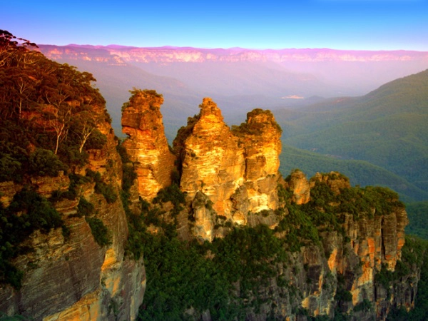 Three Sisters, New South Wales, Australia Ngọn núi "Ba chị em" - Three Sisters thuộc dãy núi Blue ở bang New South Wales thu hút rất nhiều du khách hàng năm tới chụp ảnh. Đây là khu vực có nhiều rừng khuynh diệp, vách núi hiểm trở và các thác nước lớn. Ảnh: Shutterstock. Three Sisters, New South Wales, Australia Ngọn núi "Ba chị em" - Three Sisters thuộc dãy núi Blue ở bang New South Wales thu hút rất nhiều du khách hàng năm tới chụp ảnh. Đây là khu vực có nhiều rừng khuynh diệp, vách núi hiểm trở và các thác nước lớn. Ảnh: Shutterstock.