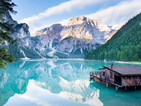 Dolomites, Italy Vùng núi Dolomites có 18 đỉnh tất cả, là một phần của dãy Alps thuộc Italy, có nhiều chỗ cao tới hơn 3.000 m. Dãy núi này nổi tiếng là có nhiều "bức tường" đá vôi cao nhất thế giới. Hồ Braies (hình) thường được gọi là viên ngọc ở Dolomites. Vào mùa hè, nước hồ có màu xanh ngọc như một tấm gương phản chiếu cảnh vật xung quanh. Braies cũng là hồ tự nhiên rộng và sâu nhất thuộc vùng Dolomites. Ảnh: Shutterstock. Dolomites, Italy Vùng núi Dolomites có 18 đỉnh tất cả, là một phần của dãy Alps thuộc Italy, có nhiều chỗ cao tới hơn 3.000 m. Dãy núi này nổi tiếng là có nhiều "bức tường" đá vôi cao nhất thế giới. Hồ Braies (hình) thường được gọi là viên ngọc ở Dolomites. Vào mùa hè, nước hồ có màu xanh ngọc như một tấm gương phản chiếu cảnh vật xung quanh. Braies cũng là hồ tự nhiên rộng và sâu nhất thuộc vùng Dolomites. Ảnh: Shutterstock.