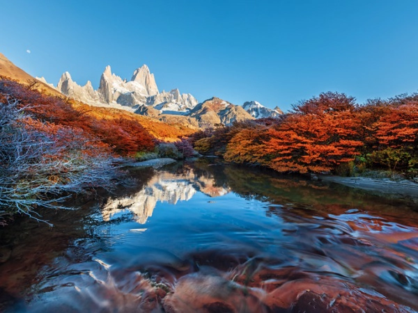 Fitz Roy, Patagonia Vùng núi này nằm ở biên giới Argentina và Chile, miền nam sông băng Patagonia, thuộc lục địa Nam Mỹ. Trong khi nhiều người biết tới nơi này với tên Fitz Roy, tên gọi đầu tiên lại là Chalten, có nghĩa "núi khói" trong tiếng địa phương. Fitz Roy được đặt theo tên của Sir Robert FitzRoy, một thủy thủ giúp Charles Darwin đến được Nam Mỹ. Ảnh: Shutterstock. Fitz Roy, Patagonia Vùng núi này nằm ở biên giới Argentina và Chile, miền nam sông băng Patagonia, thuộc lục địa Nam Mỹ. Trong khi nhiều người biết tới nơi này với tên Fitz Roy, tên gọi đầu tiên lại là Chalten, có nghĩa "núi khói" trong tiếng địa phương. Fitz Roy được đặt theo tên của Sir Robert FitzRoy, một thủy thủ giúp Charles Darwin đến được Nam Mỹ. Ảnh: Shutterstock.