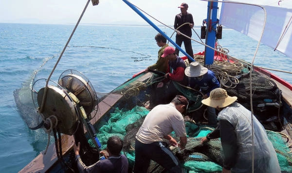 Ngư dân kéo lưới trên biển Ngư dân kéo lưới trên biển