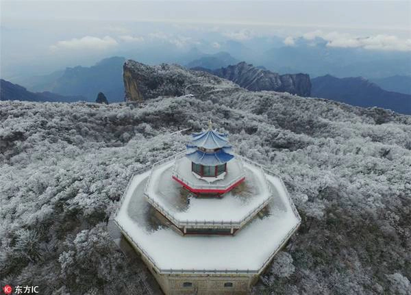 Cảnh tượng tuyết phủ trắng khắp Thiên Môn Sơn thuộc tỉnh Hồ Nam nhìn từ trên cao. Ngọn núi này nổi tiếng với nhiều kỳ quan tự nhiên và vẻ đẹp huyền bí. Đây cũng là một địa điểm thu hút rất đông du khách đến tham quan hàng năm.
