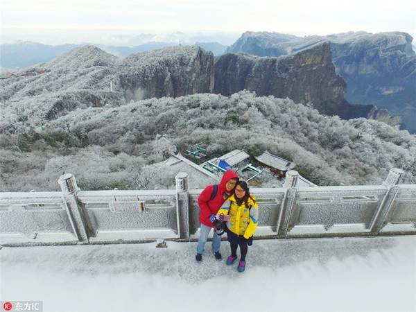 Du khách thích thú chụp ảnh selfie trên nền tuyết trắng ở công viên quốc gia Thiên Môn Sơn, thành phố Trương Gia Giới, tỉnh Hồ Nam.