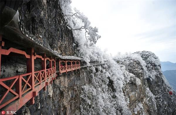 Nếu có sức khỏe tốt, du khách có thể đi bộ theo một con đường xây dựng trên các vách đá của núi. Chiều dài của tuyến đường bộ này là 11 km với 99 khúc cua, đưa du khách đến hang động Thiên Môn, một thắng cảnh tự nhiên trên núi, cao 131,5 m so với mặt đất.