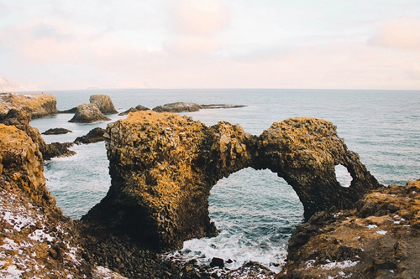 Hành trình của bạn sẽ không thể thiếu điểm dừng chân có tên Gatklettur – Arch Rock. Đây là kiến trúc đá tự nhiên vắt mình giữa biển. Bên cạnh đó, một chuyến đi dọc bờ biển cũng sẽ đem lại cho người yêu thiên nhiên những trải nghiệm thú vị như cơ hội ngắm loài chim quý Kittiwake. Hành trình của bạn sẽ không thể thiếu điểm dừng chân có tên Gatklettur – Arch Rock. Đây là kiến trúc đá tự nhiên vắt mình giữa biển. Bên cạnh đó, một chuyến đi dọc bờ biển cũng sẽ đem lại cho người yêu thiên nhiên những trải nghiệm thú vị như cơ hội ngắm loài chim quý Kittiwake.