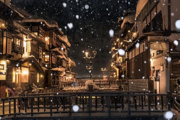 Ginzan Onsen là khu suối nước nóng nằm ở tỉnh Yamagata. Nơi đây có các khu nhà trọ, nằm dọc bờ sông Ginzan-gawa. Nhiều ngôi nhà trong đó có từ thời Taisho (1912-1926) đến thời Showa (1926 - 1989). Ginzan Onsen là khu suối nước nóng nằm ở tỉnh Yamagata. Nơi đây có các khu nhà trọ, nằm dọc bờ sông Ginzan-gawa. Nhiều ngôi nhà trong đó có từ thời Taisho (1912-1926) đến thời Showa (1926 - 1989).