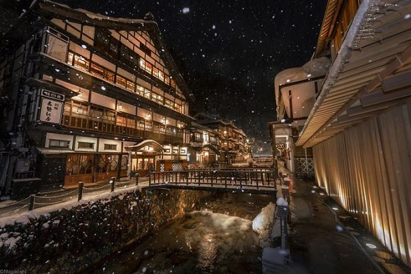 Với những ngôi nhà có kiến trúc cổ xưa nằm san sát, Ginzan Onsen tạo cho du khách cảm giác ấm áp, phảng phất không khí thời đại Taisho khi bùng nổ văn hóa, trào lưu phương Tây ở Nhật Với những ngôi nhà có kiến trúc cổ xưa nằm san sát, Ginzan Onsen tạo cho du khách cảm giác ấm áp, phảng phất không khí thời đại Taisho khi bùng nổ văn hóa, trào lưu phương Tây ở Nhật