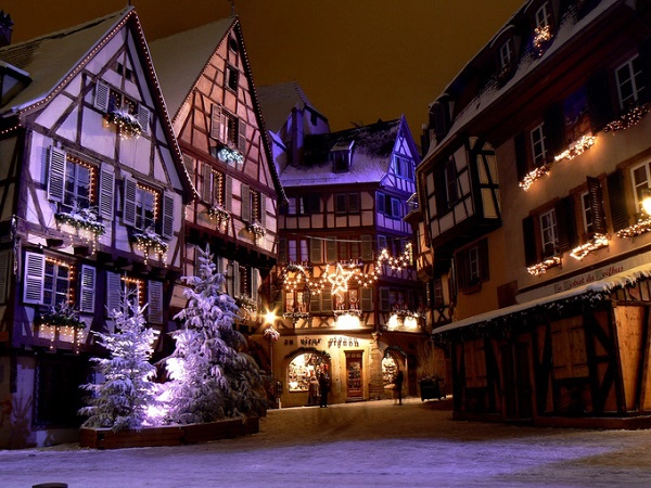 Colmar, Pháp  Colmar là một thị trấn thuộc vùng Alsace, nằm ở đông bắc nước Pháp, gần biên giới Đức. Thị trấn gồm các tòa nhà từ thời trung cổ và phục hưng, là một trong những nơi đón Giáng sinh được nhiều người lựa chọn nhất.  Không ít du khách khi tới Colmar đã cho biết, khung cảnh đẹp như cổ tích ở đây khiến họ đủ cảm hứng để sáng tác ra các câu chuyện thần tiên.