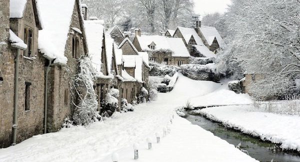 Cotswolds, Anh  Cotswolds là một trong những khu vực đẹp nhất nước Anh. Dù thời tiết luôn đầy sương mù khiến không ít du khách phàn nàn, nhưng hầu hết khi đặt chân đến đây, họ đều bị chinh phục bởi vẻ đẹp của những ngôi làng thời trung cổ, những nhà thờ với tháp chuông cổ kính, ngọn đồi được phủ tuyết như rắc bột trắng xóa.