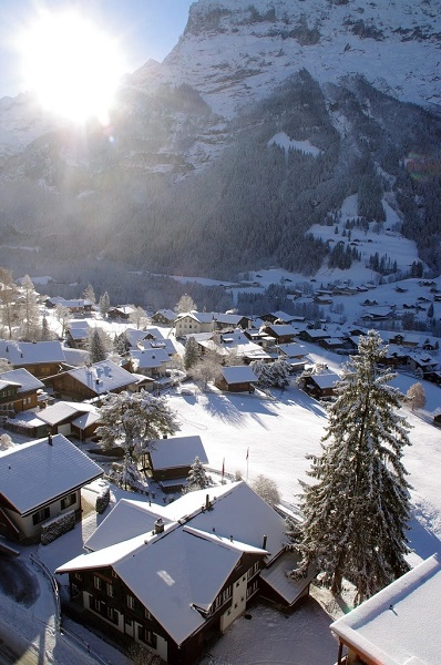 Grindelwald, Thụy Sĩ  Tới Grindelwald, bạn sẽ hiểu thế nào là cảm giác được sống trong thế giới của Bà chúa Tuyết. Nhiều du khách cho biết họ bị mê hoặc bởi những ngôi nhà nhỏ xinh, mái phủ tuyết trắng xóa ở ngôi làng này.