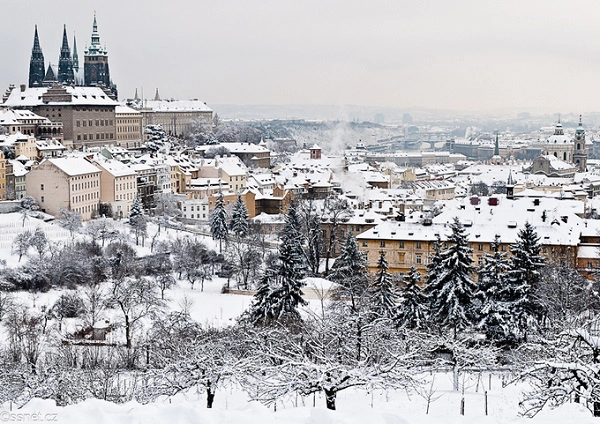 Prague, Cộng hòa Czech  Prague là một điểm đến khác mà bạn sẽ cảm thấy yên tĩnh vào mùa đông, với hình ảnh nhà thờ và các ngôi nhà phủ ngập trong tuyết. Thủ đô của cộng hòa Czech là một thành phố xinh đẹp. Vào dịp Noel, bạn sẽ có cơ hội tới tham quan các khu chợ Giáng sinh rực rỡ ánh đèn và sắc màu ở đây. Với không ít du khách đến từ các nước nhiệt đới, Prague là điểm đến lý tưởng vào dịp cuối năm.