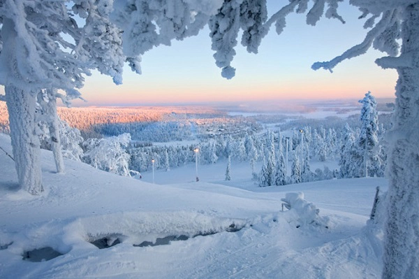 Lapland, Phần Lan  Lapland là vùng đất mang đậm tính huyền thoại, nằm ở phía bắc của Phần Lan, nổi tiếng với các khu trượt tuyết, Bắc cực quang và vùng thiên nhiên hoang dã rộng lớn. Thủ phủ của Lapland là Rovaniemi, được biết đến là nơi ở của ông già Noel.