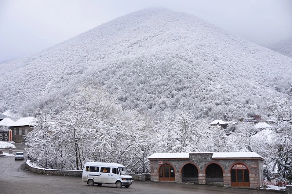 Như nhiều thành phố khác ở Azerbaijan, Sheki không quá đông đúc. Các công trình nằm rải rác trên các sườn núi. Nhiều lối đi ở đây vẫn giữ được nét nguyên bản với con đường lát đá hẹp và quanh co. Điểm tham quan nổi tiếng nhất ở Sheki là cung điện mùa hè của hãn Shaki (thủ lĩnh một bộ tộc), xây năm 1797. Trên hình là lối đi lên cung điện. Như nhiều thành phố khác ở Azerbaijan, Sheki không quá đông đúc. Các công trình nằm rải rác trên các sườn núi. Nhiều lối đi ở đây vẫn giữ được nét nguyên bản với con đường lát đá hẹp và quanh co. Điểm tham quan nổi tiếng nhất ở Sheki là cung điện mùa hè của hãn Shaki (thủ lĩnh một bộ tộc), xây năm 1797. Trên hình là lối đi lên cung điện.