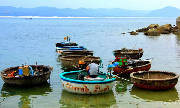 Người Từ Nham chủ yếu đi thuyền thúng và ghe nhỏ, đánh bắt cá tôm, câu mực gần bờ.