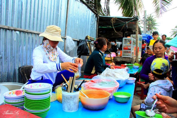 Trở ra đầu làng, tôi tạt vào quán cháo vịt “bao nhiêu cũng bán” (2.000 đồng, 5.000 đồng, 10.000 đồng...). Cô chủ thoăn thoắt đôi tay đong từng bịch cháo.