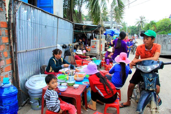 Muốn biết cuộc sống của nơi bạn đến ra sao, hãy ghé chợ, lắng nghe và quan sát.