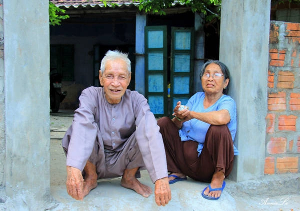 Khi hỏi đường, tôi được hai bác khá lớn tuổi cho vào nhà nghỉ ngơi, trò chuyện. Người dân ở đây rất thân thiện và nhiệt tình.
