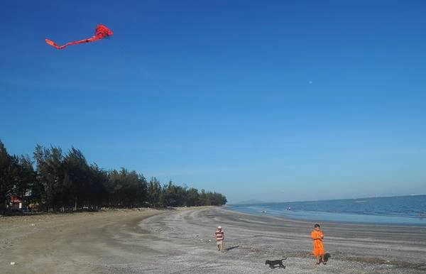 Sau một ngày thăm thú đảo nhỏ, bạn có thể chạy về Cần Giờ, tranh thủ dạo chơi tại bãi biển nổi tiếng này và thả diều cùng đám nhóc dân bản địa.