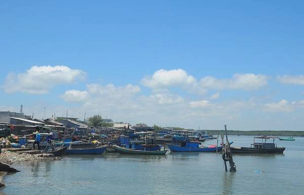 Thạnh An xưa kia được xem như cửa ngõ trọng yếu của Sài Gòn - Gia Định. Xã có 3 ấp: Thạnh Hòa, Thạnh Bình và Thiềng Liềng. Nhìn trên bản đồ, bạn sẽ thấy hòn đảo nhỏ xíu trải dài, đi mười lăm phút đã được trọn một vòng quanh đảo.
