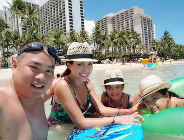 Kiểu chụp ảnh "đoàn kết" đầy đủ cả 4 thành viên rất đặc trưng của gia đình Thúy Hạnh - Minh Khang.