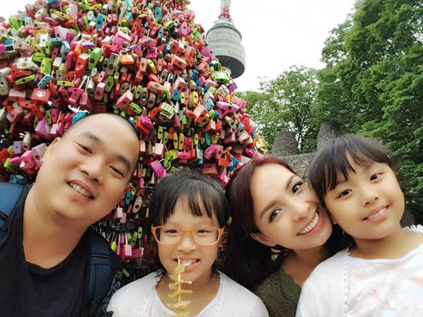 Trước khi sang Mỹ, gia đình nhạc sĩ Minh Khang đã đặt chân ở Hàn Quốc. Địa điểm mà cả gia đình rất thích thú là tháp N Seoul Tower. Thúy Hạnh chia sẻ kinh nghiệm, bạn nên đi khoảng 16-17h để đón hoàng hôn rất đẹp, thời gian xếp hàng cáp treo qua tháp khá lâu, bạn nhớ mang áo lạnh vì trên đó gió thổi mạnh.