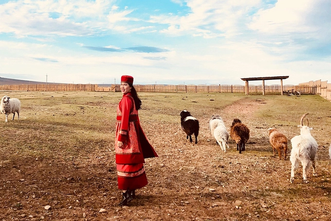 Huyền Trang, làm việc và sinh sống tại Hà Nội, vừa có chuyến thăm Siberia hồi giữa tháng 5. Trước khi lên đường, Trang ấn tượng đây là một trong những vùng đất khắc nghiệt nhất thế giới, băng tuyết và giá lạnh bao phủ quanh năm. Cô cũng từng được nghe những câu truyện lịch sử bi tráng về mảnh đất này. Nhưng khi đến đây, cô gái lại bị hút hồn bởi cảnh quan, văn hóa, tập quán của những người bản địa. Huyền Trang, làm việc và sinh sống tại Hà Nội, vừa có chuyến thăm Siberia hồi giữa tháng 5. Trước khi lên đường, Trang ấn tượng đây là một trong những vùng đất khắc nghiệt nhất thế giới, băng tuyết và giá lạnh bao phủ quanh năm. Cô cũng từng được nghe những câu truyện lịch sử bi tráng về mảnh đất này. Nhưng khi đến đây, cô gái lại bị hút hồn bởi cảnh quan, văn hóa, tập quán của những người bản địa.