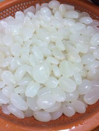 Lựa hạt non và nấu đủ độ sẽ cho thành phẩm vừa dẻo, vừa giòn, quyện đường phèn nên ngọt thanh, bỏ thêm đá hoặc sữa chua vào ăn rất mát. Ảnh: anngonnhatrang.com Lựa hạt non và nấu đủ độ sẽ cho thành phẩm vừa dẻo, vừa giòn, quyện đường phèn nên ngọt thanh, bỏ thêm đá hoặc sữa chua vào ăn rất mát. Ảnh: anngonnhatrang.com