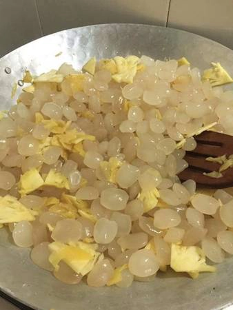 Cách làm món này tương tự như hạt đác rim đường, lưu ý nhỏ là trước khi cho dứa vào đảo cùng hạt đác ngâm đường thì phải chần qua nước sôi. Ảnh: Ruby Nguyễn Cách làm món này tương tự như hạt đác rim đường, lưu ý nhỏ là trước khi cho dứa vào đảo cùng hạt đác ngâm đường thì phải chần qua nước sôi. Ảnh: Ruby Nguyễn