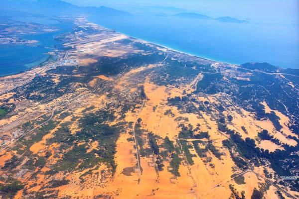 Cam Ranh, Nha Trang sẽ là miền đất của những vịnh biển thiên đường, con đường sát ngang bờ biển thẳng tắp và trải dài bất tận. Nghỉ ngơi ở Nha Trang náo nhiệt với những khu du lịch và trò chơi bãi biển là lựa chọn không tồi. Cam Ranh, Nha Trang sẽ là miền đất của những vịnh biển thiên đường, con đường sát ngang bờ biển thẳng tắp và trải dài bất tận. Nghỉ ngơi ở Nha Trang náo nhiệt với những khu du lịch và trò chơi bãi biển là lựa chọn không tồi.