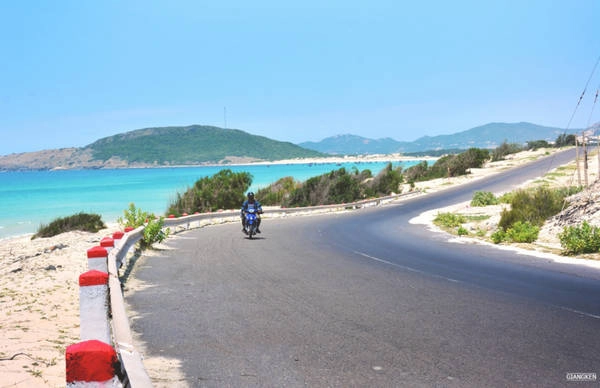 Đừng mải mê lướt trên đường quá mà quên dừng lại, in dấu chân lên những bãi cát nơi hoa muống biển xanh rì phủ đầy, rừng phi lao xanh ngắt và những làng chài mộc mạc. Đừng mải mê lướt trên đường quá mà quên dừng lại, in dấu chân lên những bãi cát nơi hoa muống biển xanh rì phủ đầy, rừng phi lao xanh ngắt và những làng chài mộc mạc.