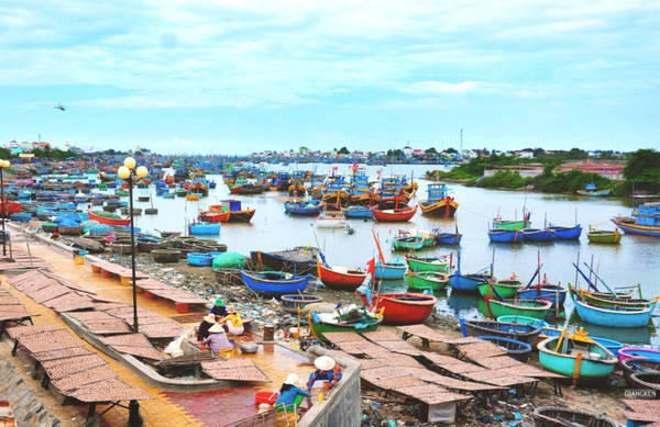 Phan Thiết, Mũi Né là lựa chọn tuyệt vời để nghỉ ngơi. Trên đoạn này có rất nhiều cửa sông đổ ra biển, nơi những con thuyền đầy màu sắc của ngư dân tụ về. Khám phá cuộc sống thường nhật ở làng chài, bạn có thể mua hải sản tươi rói, thậm chí cả tôm hùm với giá rẻ hơn rất nhiều. Phan Thiết, Mũi Né là lựa chọn tuyệt vời để nghỉ ngơi. Trên đoạn này có rất nhiều cửa sông đổ ra biển, nơi những con thuyền đầy màu sắc của ngư dân tụ về. Khám phá cuộc sống thường nhật ở làng chài, bạn có thể mua hải sản tươi rói, thậm chí cả tôm hùm với giá rẻ hơn rất nhiều.