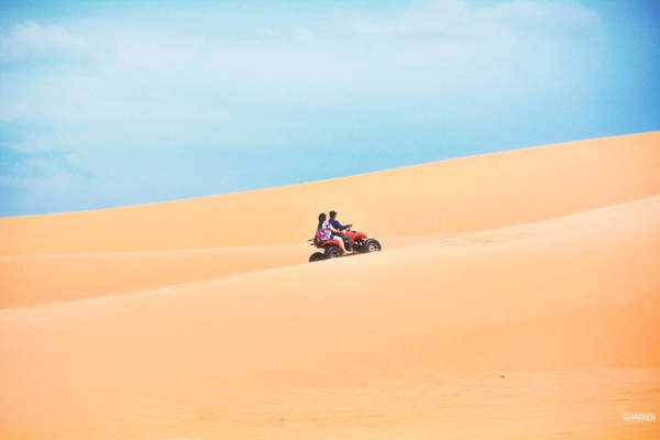 Bạn có thể dừng chân, chơi trượt cát ở Mũi Né, phóng motor hoặc xe địa hình chinh phục đồi cát Bàu Trắng. Đó là những trải nghiệm “thót tim” nhưng vô cùng đáng giá. Bạn có thể dừng chân, chơi trượt cát ở Mũi Né, phóng motor hoặc xe địa hình chinh phục đồi cát Bàu Trắng. Đó là những trải nghiệm “thót tim” nhưng vô cùng đáng giá.