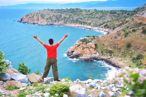 Từ đây, cung đường ven biển bắt đầu lên núi dốc để tới Phan Rang. Đường quanh co, hoang sơ và vắng lặng. Những mũi đất nhô ra biển với vách đá cheo leo, biển xanh ngắt mở ra trùm tầm mắt. Từ đây, cung đường ven biển bắt đầu lên núi dốc để tới Phan Rang. Đường quanh co, hoang sơ và vắng lặng. Những mũi đất nhô ra biển với vách đá cheo leo, biển xanh ngắt mở ra trùm tầm mắt.