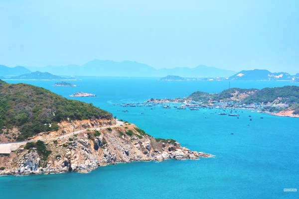 Ở vùng “gió như Phan, nắng như Rang”, không khó để bạn bắt gặp đàn cừu, dê nhẩn nha bên vệ đường, đôi khi con đường lại xuyên qua những vườn nho xanh mướt mát. Bạn có thể ghé mũi Dinh và đồi cát Nam Cương trên cung này. Ở vùng “gió như Phan, nắng như Rang”, không khó để bạn bắt gặp đàn cừu, dê nhẩn nha bên vệ đường, đôi khi con đường lại xuyên qua những vườn nho xanh mướt mát. Bạn có thể ghé mũi Dinh và đồi cát Nam Cương trên cung này.