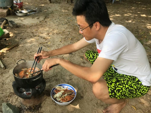 Du khách có thể trải nghiệm cuộc sống người dân đảo: ra khơi đánh bắt hải sản, dùng cơm tối với gia đình người dân trên đảo. Du khách có thể trải nghiệm cuộc sống người dân đảo: ra khơi đánh bắt hải sản, dùng cơm tối với gia đình người dân trên đảo.