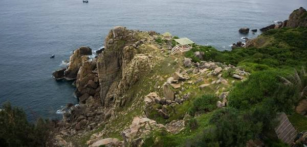 Mỏm đá nhô ra giữa biển, từng được coi là điểm cực Đông của Tổ quốc.