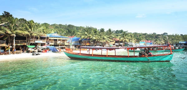 Sau gần 1 giờ ngồi tàu cao tốc, tôi và cả đoàn đã có mặt ở đảo Koh Rong (Campuchia) xinh đẹp. Từ cầu tàu vào đến khách sạn, tôi không khỏi ngạc nhiên và thích thú bởi làn nước xanh trong mà trong suy nghĩ của tôi thì không nơi nào sánh được. Sau gần 1 giờ ngồi tàu cao tốc, tôi và cả đoàn đã có mặt ở đảo Koh Rong (Campuchia) xinh đẹp. Từ cầu tàu vào đến khách sạn, tôi không khỏi ngạc nhiên và thích thú bởi làn nước xanh trong mà trong suy nghĩ của tôi thì không nơi nào sánh được.