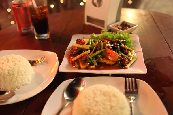 Và nếu bạn muốn thử món ăn Khmer, bạn có thể chọn một món trong phần thực đơn. Mình và bạn có thử cơm bò lúc lắc và cơm gà với rau, nấu với hạt điều rất ngon, giá tầm khoảng 2-5 USD cho một suất ăn bình thường. Và nếu bạn muốn thử món ăn Khmer, bạn có thể chọn một món trong phần thực đơn. Mình và bạn có thử cơm bò lúc lắc và cơm gà với rau, nấu với hạt điều rất ngon, giá tầm khoảng 2-5 USD cho một suất ăn bình thường.