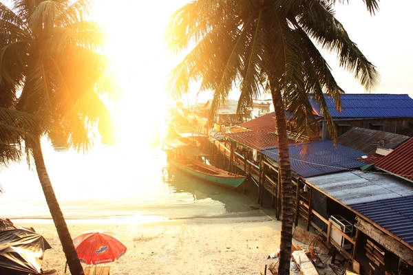 Bình minh ló dạng thật kỳ diệu. Lẽ ra tôi phải dậy từ sớm để ngắm bình minh trên đảo. Bình minh ló dạng thật kỳ diệu. Lẽ ra tôi phải dậy từ sớm để ngắm bình minh trên đảo.
