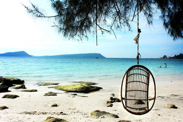 Ven biển, tôi bắt gặp những chiếc xích đu được mắc lên cây. Mang theo cuốn sách, ngồi đây ngâm nga thì còn gì tuyệt vời hơn. Ven biển, tôi bắt gặp những chiếc xích đu được mắc lên cây. Mang theo cuốn sách, ngồi đây ngâm nga thì còn gì tuyệt vời hơn.