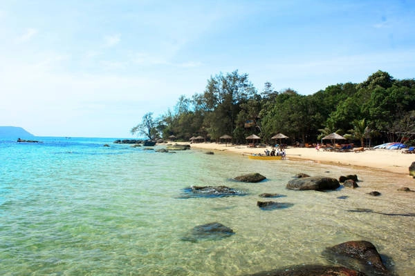 Koh Rong có bãi biển đẹp, bờ cát trắng và mịn, kết hợp với nước trong xanh nhẹ mát dễ làm cho người ta cảm giác như lạc vào chốn thần tiên. Koh Rong có bãi biển đẹp, bờ cát trắng và mịn, kết hợp với nước trong xanh nhẹ mát dễ làm cho người ta cảm giác như lạc vào chốn thần tiên.