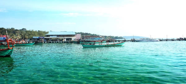 Nước trong đến nỗi tôi có thể nhìn thấy tận đáy. Nước trong đến nỗi tôi có thể nhìn thấy tận đáy.