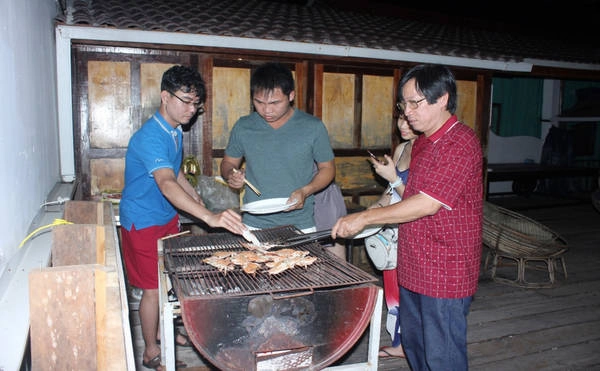 Chúng tôi tự tay chuẩn bị bữa ăn tối. Ai cũng vui và thích thú vì một trải nghiệm không thể nào quên. Nhiều người dân ở Koh Rong - Campuchia biết tiếng Anh, hoặc hàng quán do người phương Tây mở dịch vụ. Bạn có thể dễ dàng giao tiếp với vốn tiếng Anh cơ bản, hoặc sử dụng cử chỉ để diễn tả. Chúng tôi tự tay chuẩn bị bữa ăn tối. Ai cũng vui và thích thú vì một trải nghiệm không thể nào quên. Nhiều người dân ở Koh Rong - Campuchia biết tiếng Anh, hoặc hàng quán do người phương Tây mở dịch vụ. Bạn có thể dễ dàng giao tiếp với vốn tiếng Anh cơ bản, hoặc sử dụng cử chỉ để diễn tả.