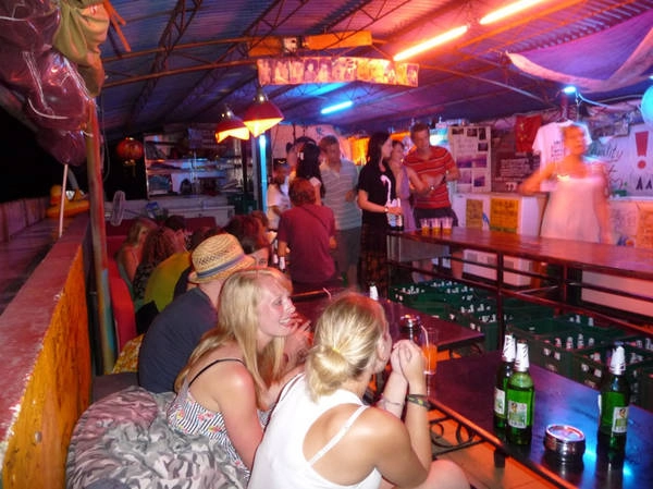 Nếu như đảo Koh Rong Samloem có một sự yên bình nhẹ nhàng phù hợp với việc nghỉ dưỡng, bạn sẽ bắt gặp được cảm giác khác hẳn khi đến với đảo Koh Rong. Đêm ở đây rất náo nhiệt. Quán bar, nhà hàng mọc lên dọc bờ biển với âm nhạc sôi động. Đến Koh Rong, nhớ đừng ngủ sớm, mà dành thời gian để ra bờ biển, uống bia Angkor đặc trưng của nước bạn và hòa mình vào âm nhạc sôi động, thật vui, thật khác biệt. Nếu như đảo Koh Rong Samloem có một sự yên bình nhẹ nhàng phù hợp với việc nghỉ dưỡng, bạn sẽ bắt gặp được cảm giác khác hẳn khi đến với đảo Koh Rong. Đêm ở đây rất náo nhiệt. Quán bar, nhà hàng mọc lên dọc bờ biển với âm nhạc sôi động. Đến Koh Rong, nhớ đừng ngủ sớm, mà dành thời gian để ra bờ biển, uống bia Angkor đặc trưng của nước bạn và hòa mình vào âm nhạc sôi động, thật vui, thật khác biệt.