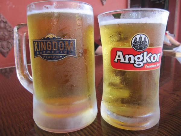 Tới đây bạn cũng nên thử bia Angkor đặc trưng của Campuchia. Tới đây bạn cũng nên thử bia Angkor đặc trưng của Campuchia.