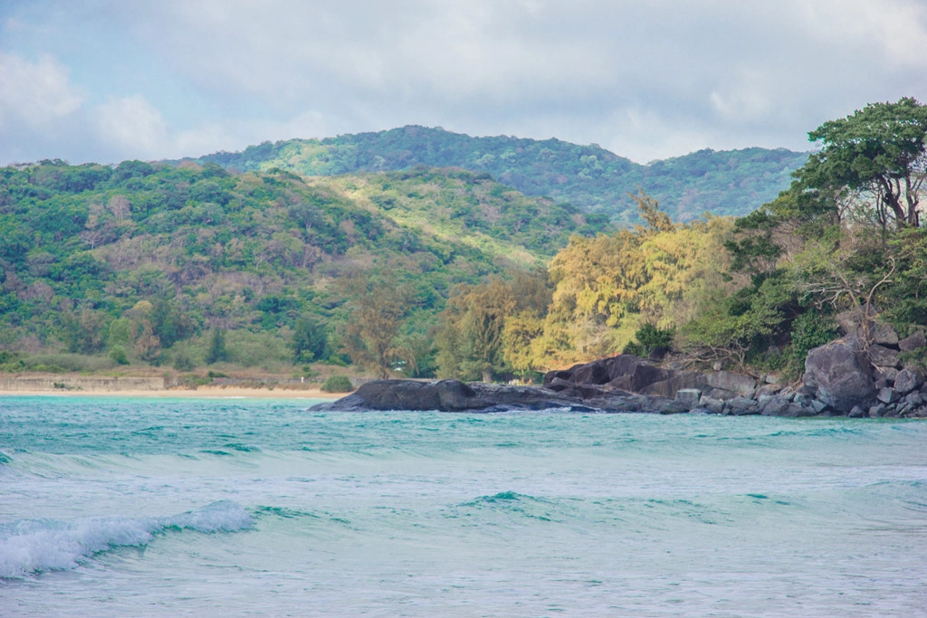 Bãi biển Đầm Trầu xanh ngắt nằm ngay cạnh sân bay Cỏ Ống, cách trung tâm thị trấn khoảng 15 km. Đây là nơi được rất nhiều du khách lựa chọn để tắm biển và thưởng thức hải sản. Bãi biển Đầm Trầu xanh ngắt nằm ngay cạnh sân bay Cỏ Ống, cách trung tâm thị trấn khoảng 15 km. Đây là nơi được rất nhiều du khách lựa chọn để tắm biển và thưởng thức hải sản.