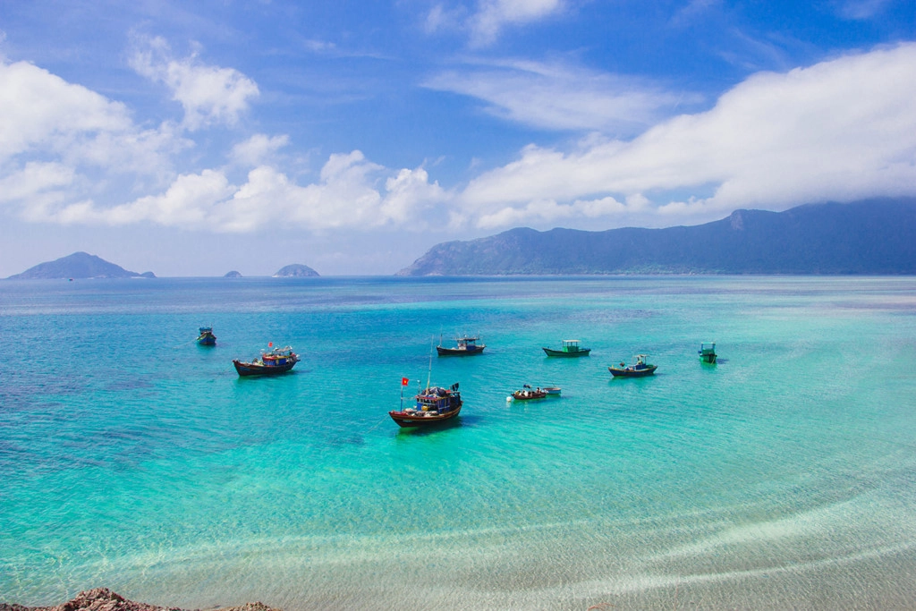 Toàn cảnh bãi Lò Vôi nhìn từ chân núi Con Voi. Ngày nước ròng, du khách có thể đi bộ ra đến tận nơi neo tàu. Toàn cảnh bãi Lò Vôi nhìn từ chân núi Con Voi. Ngày nước ròng, du khách có thể đi bộ ra đến tận nơi neo tàu.