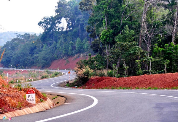 Măng Đen nằm ở độ cao hơn 1.200 m so với mực nước biển, khí hậu ôn đới, quanh năm mát mẻ, nhiệt độ trung bình từ 16-20 độ C, rừng nguyên sinh bao bọc, độ che phủ hơn 80% diện tích tự nhiên.
