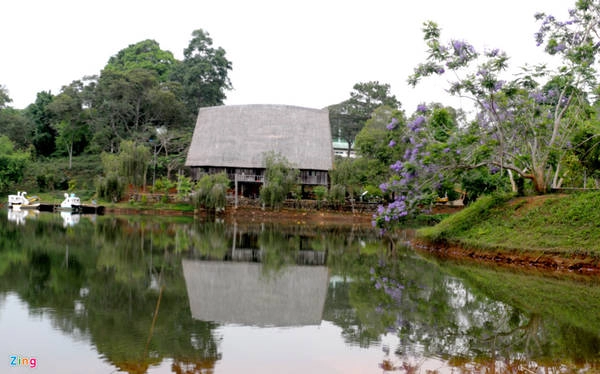 Thiên nhiên hoang sơ, tĩnh lặng ở điểm du lịch hồ Đăk Ke. Khu du lịch sinh thái Măng Đen có nhiều hệ động vật, thực vật quý hiếm sinh sống; nhiều hồ thác như Đăk Ke, Pa sỹ, Lô Ba, hồ Toong Đam, Toong Zơri, Toong Pô…, thích hợp cho phát triển du lịch sinh thái, nghỉ dưỡng gắn với nghiên cứu khoa học.