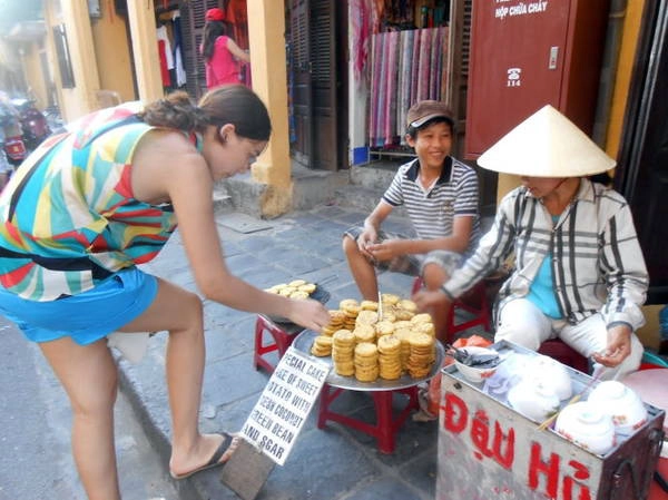 Khoai lang được chế biến thành món bánh khoai nướng đầy hấp dẫn - Ảnh: T.Ly Khoai lang được chế biến thành món bánh khoai nướng đầy hấp dẫn - Ảnh: T.Ly